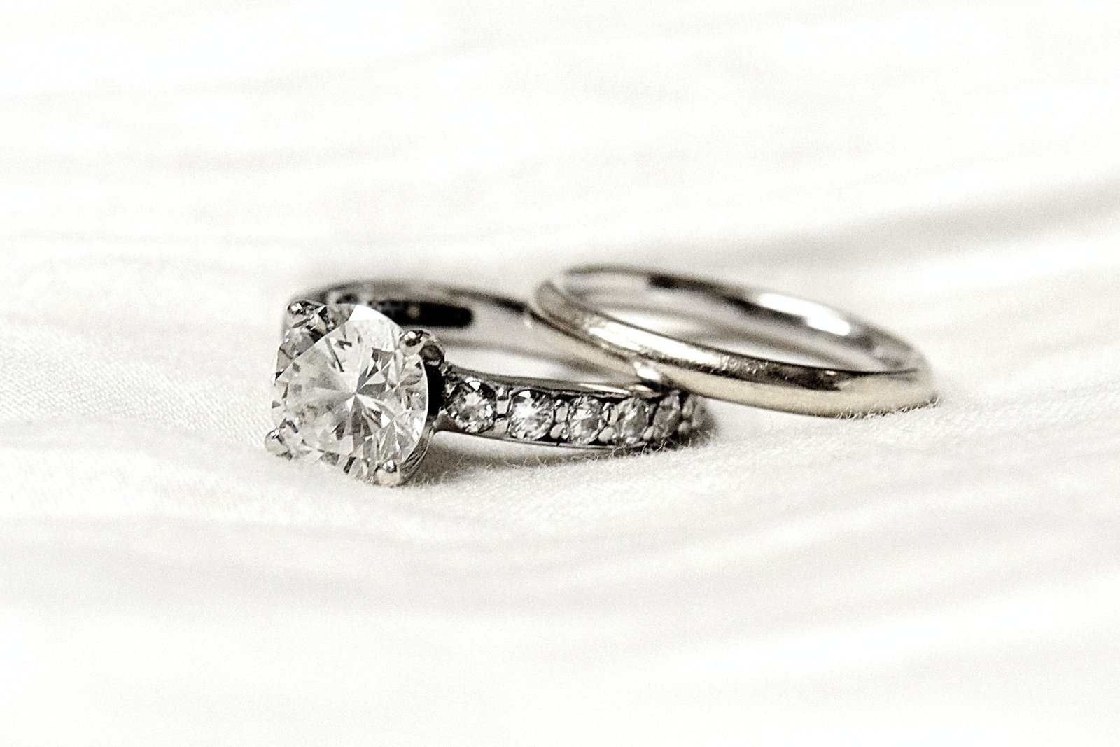 Keep the wedding rings photography Simple