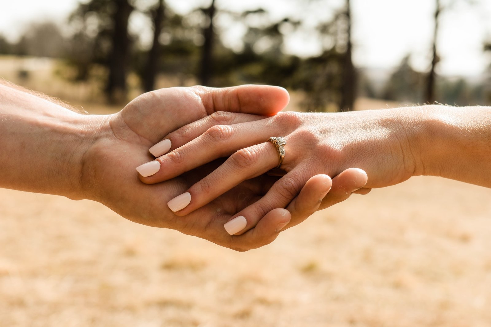 Be innovative in your wedding ring snapshots